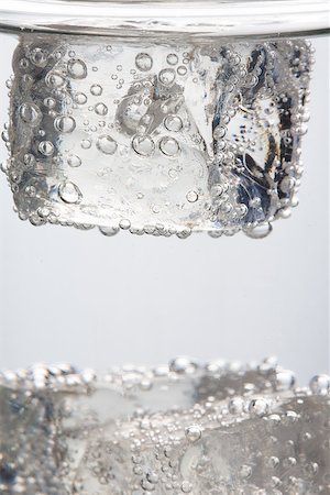 simsearch:400-06877048,k - Close up on ice cube into a glass of sparkling water Foto de stock - Royalty-Free Super Valor e Assinatura, Número: 400-06876818
