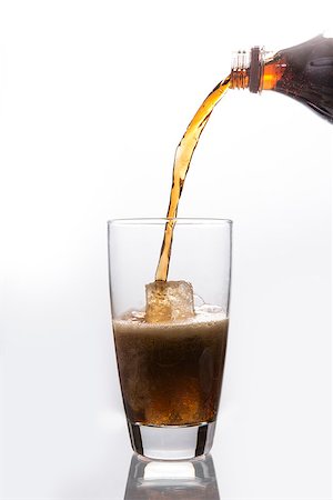 fizzy pop - Soda pouring into glass on white background Photographie de stock - Aubaine LD & Abonnement, Code: 400-06876811