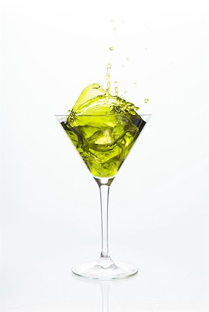 simsearch:400-06877048,k - Cocktail glass with yellow alcohol on white background Foto de stock - Royalty-Free Super Valor e Assinatura, Número: 400-06877012