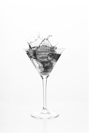 simsearch:400-06877048,k - Cocktail glass overflowing in black and white with ice cubes in it Foto de stock - Royalty-Free Super Valor e Assinatura, Número: 400-06877033