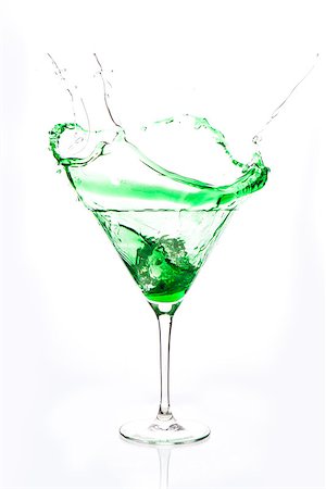 simsearch:400-06877048,k - Cocktail glass with green alcohol splashing on white background Foto de stock - Royalty-Free Super Valor e Assinatura, Número: 400-06877045