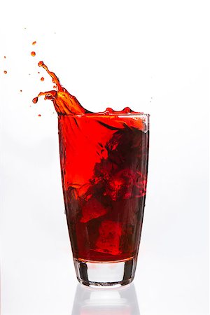 simsearch:400-06877048,k - Ices cubes falling in a glass filled with red liquid on white background Foto de stock - Royalty-Free Super Valor e Assinatura, Número: 400-06877048