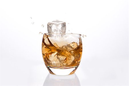 simsearch:400-06877048,k - Ice cube falling in a tumbler of whiskey on white background Foto de stock - Royalty-Free Super Valor e Assinatura, Número: 400-06877043