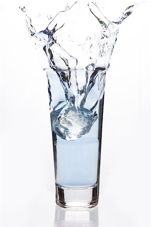 simsearch:400-06877048,k - Big ice cube falling in a filled glass on white background Foto de stock - Royalty-Free Super Valor e Assinatura, Número: 400-06877055