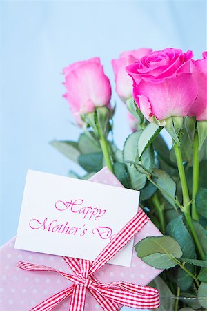 simsearch:400-06877837,k - Bouquet of pink roses in vase with pink gift and mothers day message on blue background Stock Photo - Budget Royalty-Free & Subscription, Code: 400-06877339