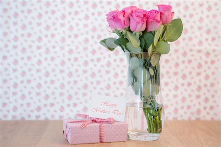 simsearch:400-08017474,k - Bunch of pink roses in vase with pink gift and mothers day card on wooden table Foto de stock - Super Valor sin royalties y Suscripción, Código: 400-06877345