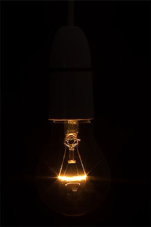 simsearch:400-07258117,k - Close up of bright light bulb in the dark over black background Photographie de stock - Aubaine LD & Abonnement, Code: 400-06878124