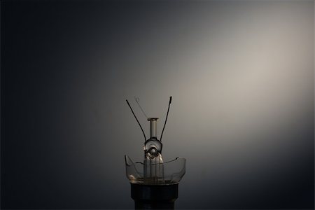 filament - Broken light bulb over dark background Photographie de stock - Aubaine LD & Abonnement, Code: 400-06878157