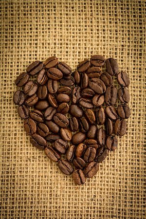 Heart made from roasted coffee beans on burlap sack Stock Photo - Budget Royalty-Free & Subscription, Code: 400-06878367