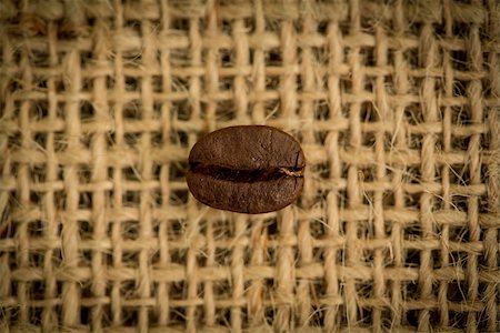 sac à dos - Single coffee bean close up on burlap sack Foto de stock - Super Valor sin royalties y Suscripción, Código: 400-06878375