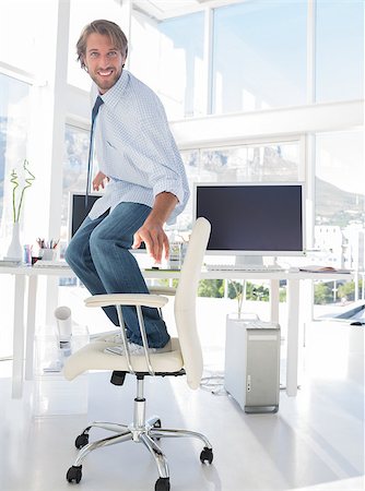 simsearch:400-06885294,k - Man surfing his swivel chair in bright modern office Stockbilder - Microstock & Abonnement, Bildnummer: 400-06879767