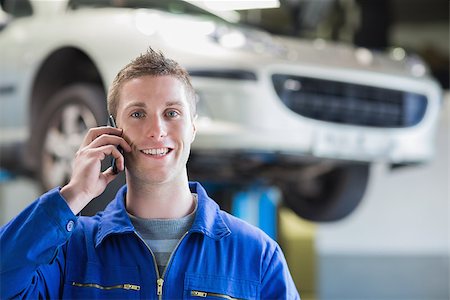 simsearch:400-06878892,k - Portrait of young car mechanic using mobile phone Photographie de stock - Aubaine LD & Abonnement, Code: 400-06870085