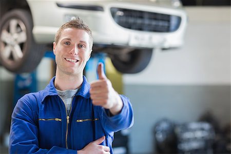 simsearch:400-06878892,k - Portrait of male mechanic giving thumbs up in workshop Photographie de stock - Aubaine LD & Abonnement, Code: 400-06870091