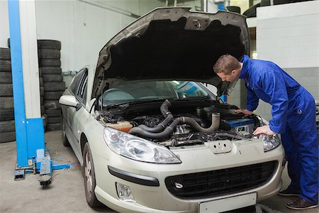 simsearch:400-06878892,k - Male mechanic examining car engine in workshop Photographie de stock - Aubaine LD & Abonnement, Code: 400-06870092