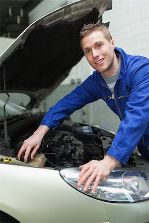 simsearch:400-06878892,k - Portrait of male mechanic closing lid of windshield washer tank Photographie de stock - Aubaine LD & Abonnement, Code: 400-06870112