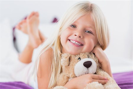 small little girl pic to hug a teddy - Little girl with her teddy bear lying on a bed in the bedroom Stock Photo - Budget Royalty-Free & Subscription, Code: 400-06871464