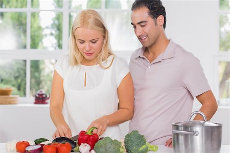 simsearch:6122-07703920,k - Husband looking at his wife cooking in the kitchen Stockbilder - Microstock & Abonnement, Bildnummer: 400-06871641