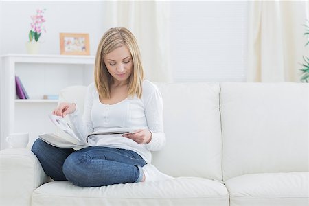 simsearch:400-06872352,k - Casual young woman reading magazine on couch at home Foto de stock - Royalty-Free Super Valor e Assinatura, Número: 400-06872394