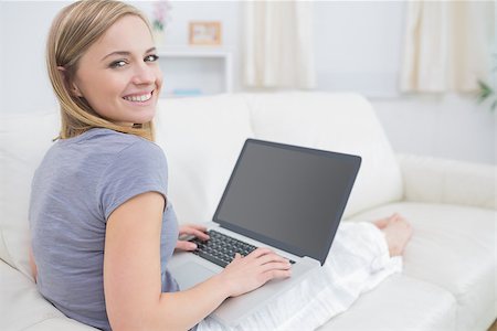 simsearch:400-06872352,k - Portrait of casual young woman using laptop in living room at home Foto de stock - Royalty-Free Super Valor e Assinatura, Número: 400-06872492