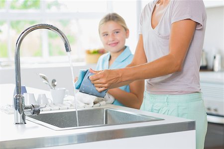 simsearch:6109-08488688,k - Mother doing the washing up with daughter watching Photographie de stock - Aubaine LD & Abonnement, Code: 400-06872754