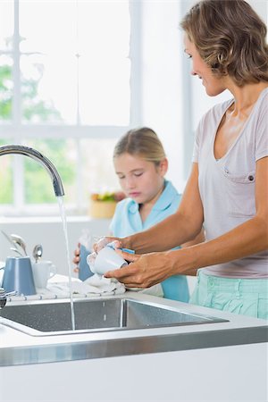 simsearch:6109-08488688,k - Mother and daughter doing the washing up together in the kitchen Photographie de stock - Aubaine LD & Abonnement, Code: 400-06872756