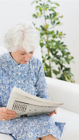 simsearch:400-04026005,k - Elderly cheerful woman reading newspapers on the sofa Foto de stock - Super Valor sin royalties y Suscripción, Código: 400-06873118