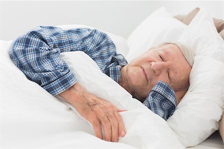 simsearch:400-04310916,k - Old man sleeping on the bed Foto de stock - Royalty-Free Super Valor e Assinatura, Número: 400-06873188