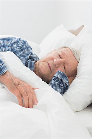 simsearch:400-04310916,k - Elderly man sleeping on the bed Foto de stock - Royalty-Free Super Valor e Assinatura, Número: 400-06873189