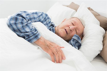 simsearch:400-04310916,k - Aged man sleeping on the bed Foto de stock - Royalty-Free Super Valor e Assinatura, Número: 400-06873190