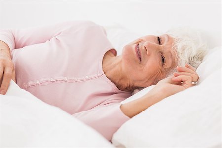simsearch:400-04310916,k - Happy elderly woman in bed Foto de stock - Royalty-Free Super Valor e Assinatura, Número: 400-06873325
