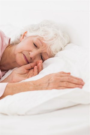 simsearch:400-04310916,k - Elderly woman sleeping in bed Foto de stock - Royalty-Free Super Valor e Assinatura, Número: 400-06873326