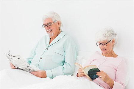 simsearch:400-06888132,k - Elderly couple reading in bed Photographie de stock - Aubaine LD & Abonnement, Code: 400-06873344