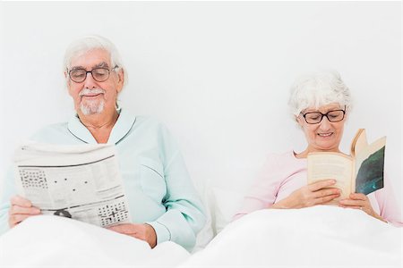 simsearch:400-06888132,k - Happy elderly couple reading in bed Photographie de stock - Aubaine LD & Abonnement, Code: 400-06873345