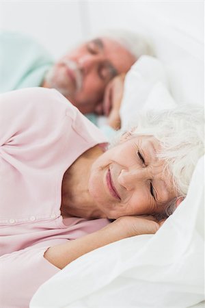 simsearch:400-04310916,k - Elderly couple asleep in bed Foto de stock - Royalty-Free Super Valor e Assinatura, Número: 400-06873341