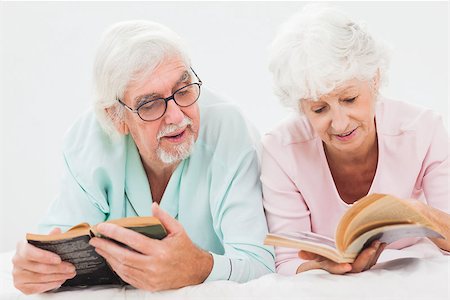 simsearch:400-04310916,k - Elderly husband and wife reading and chatting in bed Foto de stock - Royalty-Free Super Valor e Assinatura, Número: 400-06873351