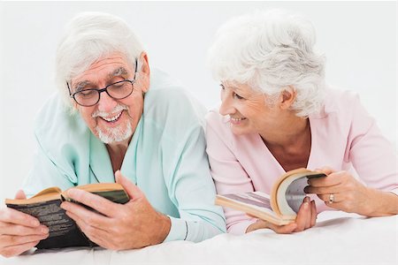 simsearch:400-04310916,k - Elderly happy husband and wife reading in bed Foto de stock - Royalty-Free Super Valor e Assinatura, Número: 400-06873352
