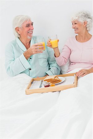 simsearch:649-06844778,k - Elderly couple having breakfast in bed Stockbilder - Microstock & Abonnement, Bildnummer: 400-06873365