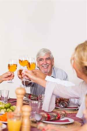 simsearch:400-06871557,k - Family toasting each other at christmas at the dinner table Photographie de stock - Aubaine LD & Abonnement, Code: 400-06873638