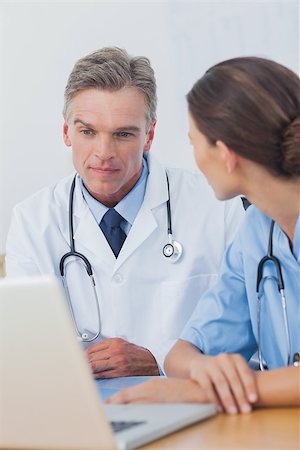 simsearch:6109-06781530,k - Doctor listening to a colleague in a medical office Photographie de stock - Aubaine LD & Abonnement, Code: 400-06884201