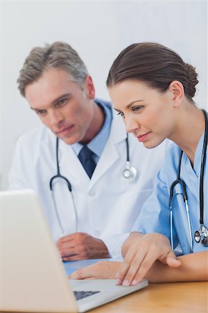 simsearch:6109-06781530,k - Two doctors focused on a laptop screen in a medical office Photographie de stock - Aubaine LD & Abonnement, Code: 400-06884202