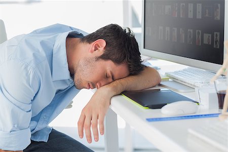 Graphic designer sleeping on the keyboard in his office Foto de stock - Super Valor sin royalties y Suscripción, Código: 400-06885283