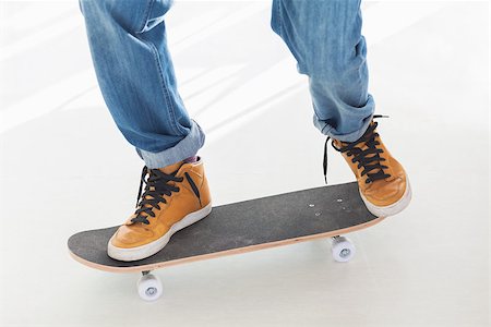 simsearch:6109-06781429,k - Man wearing jeans having fun on his skateboard Foto de stock - Royalty-Free Super Valor e Assinatura, Número: 400-06885440