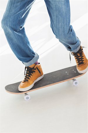 simsearch:6109-06781429,k - Man having fun on a skateboard Foto de stock - Royalty-Free Super Valor e Assinatura, Número: 400-06885441