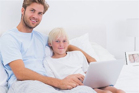 simsearch:400-06872329,k - Portrait of a father and his son using a laptop in bed Foto de stock - Super Valor sin royalties y Suscripción, Código: 400-06886537