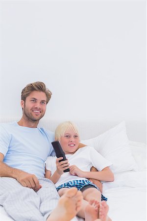 simsearch:400-06872329,k - Happy father and son watching TV together in bed Foto de stock - Super Valor sin royalties y Suscripción, Código: 400-06886550