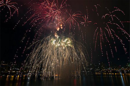 4th of July Independence Day 2013 Fireworks Display at Portland Oregon Downtown Waterfront Along Willamette River Foto de stock - Super Valor sin royalties y Suscripción, Código: 400-06886876