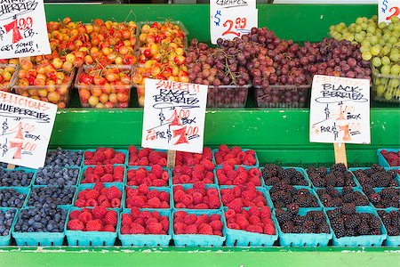 fruit display and price - Blueberries Raspberries Grapes Cherries Blackberries Display with Signage at Fruit and Vegetable Stand Photographie de stock - Aubaine LD & Abonnement, Code: 400-06887232