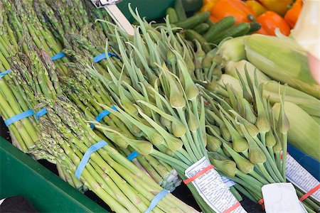 simsearch:400-06750784,k - Garlic Spears and Asparagus Bundles Display at Fruit and Vegetable Stall Photographie de stock - Aubaine LD & Abonnement, Code: 400-06887233