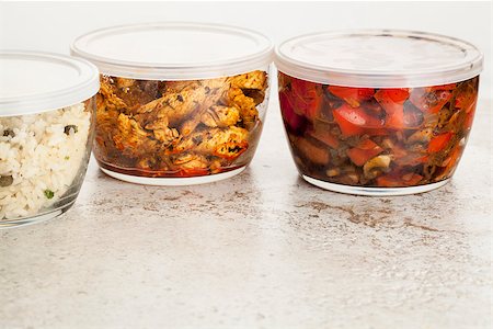 restes - stir fry dinner meal or leftovers stored in glass containers Photographie de stock - Aubaine LD & Abonnement, Code: 400-06887319