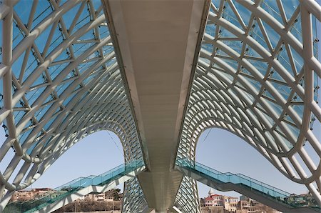 This is an example of levitating modern architecture. The Bridge of Peace is a bow-shaped pedestrian bridge over the Kura River in Tbilisi, capital of Georgia. Photographie de stock - Aubaine LD & Abonnement, Code: 400-06887359